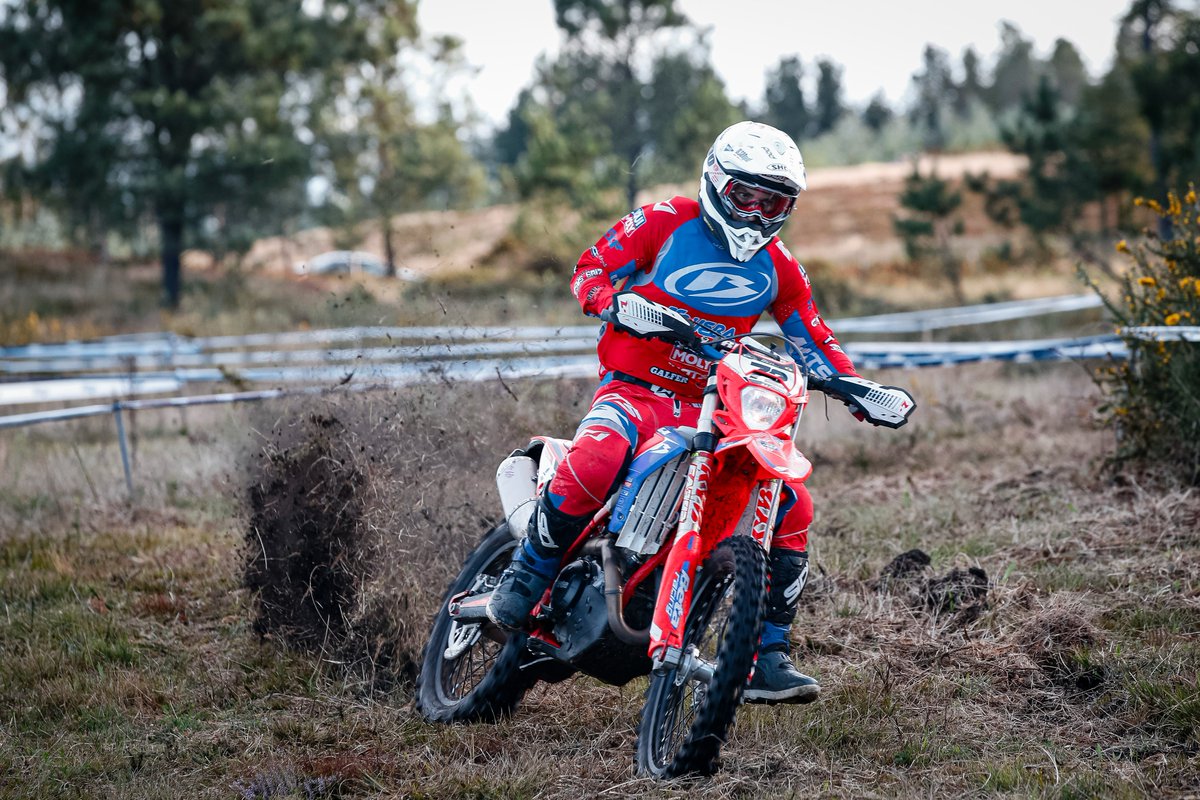 rfme_oficial's tweet photo. Zachary Pichon da la sorpresa en A Estrada y gana la primera jornada de la cuarta prueba del Campeonato de España de Enduro!!

Josep García, Julio Pando, Jaume Betriu y Sergio Navarro lo han acompañado en el pódium!

Fotografías: Nicki Martínez

#rfme #enduro #espenduro https://t.co/syjYzCBLf6