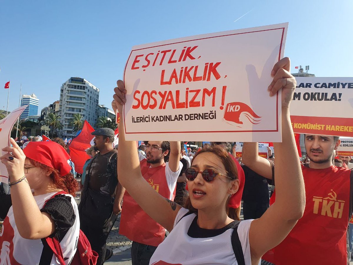 ikd_sosyalmedya's tweet photo. İlerici Kadınlar Derneği olarak “ÇEDES’e HAYIR!”demek için Cumhuriyet Meydanındaydık. Buradan bir kez daha haykırıyoruz: 
Çocuklarımızı, geleceğimizi karanlığa teslim etmeyeceğiz!
ÇEDES’e HAYIR!
#LaikliktenVazgeçmiyoruz https://t.co/kun9rvDozA