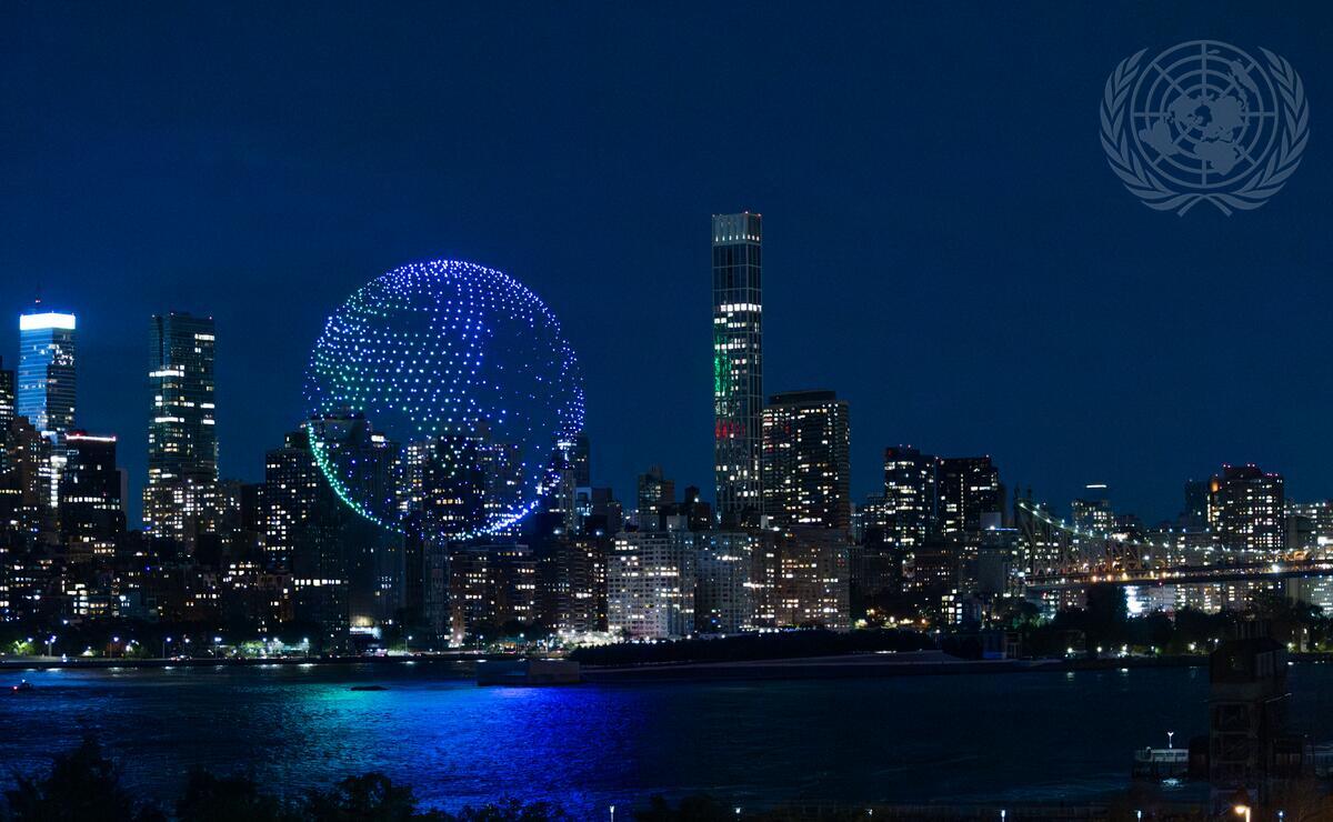 UN_Photo's tweet image. A view of drones projecting images over the East River advocating awareness of the Sustainable Development Goals and #ClimateChange ahead of the #SDGSummit at @UN Headquarters. #SDGActionWeekend, #SDGAction
UN Photo/Paulo Filgueiras