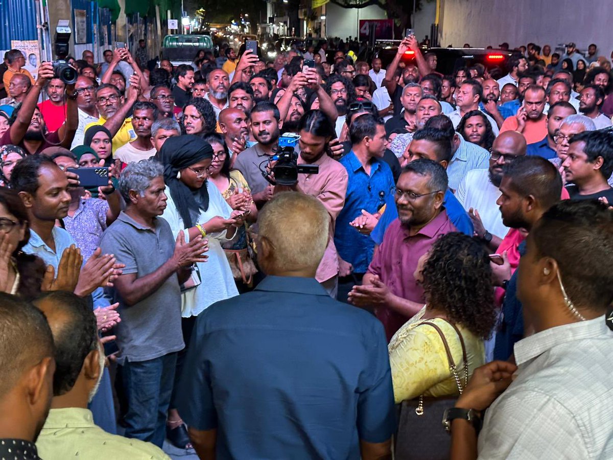 AmnaShath's tweet photo. އާ ޖޯޝާއެކީ އެމްޑީޕީ ނިކުމެއްޖެ. ކުރިއަށް ކުރިއަށް ބާރަށް ކުރިއަށް 💛⚖️ 

ކެމްޕޭން ހަރަކާތްތެރިންނާއިއެކު ރައީސް އިބޫގެ ހާއްސަ ބައްދަލުވުމެއް  ސޯސަން ޖަގަހައިގައި ކުރިއަށް 

#IbuOk 
#IbuAslam2023 
#UfaaverAmaanRaajje https://t.co/ziZ2kPLc6R