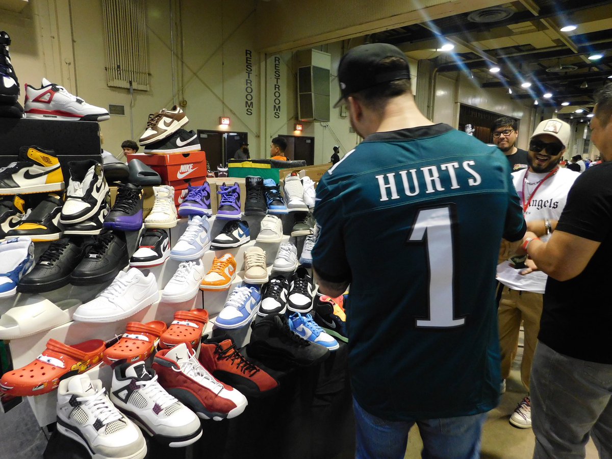 #SneakerFreaksExpo last one of the year… #Ohio <a href="/JWORKLTD/">The Talented Mr. Jenkins</a> <a href="/TravisWalker22/">Travis Walker</a> <a href="/dommystyles/">DOMMY</a> <a href="/Djdboogie/">DJ D BOOGIE</a> #homeTeam