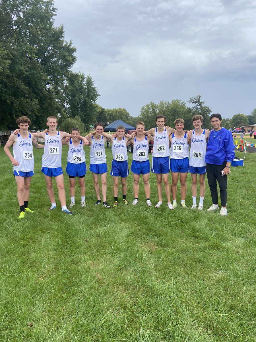 CrossDubuque's tweet photo. New uniforms, some trophies and a 5th place finish for the boys at the Dale Donner Invite. Last year our top finisher ran 18:31 on a much more pleasant day. Today we had 4 guys under that. https://t.co/lb7pE9Av4M