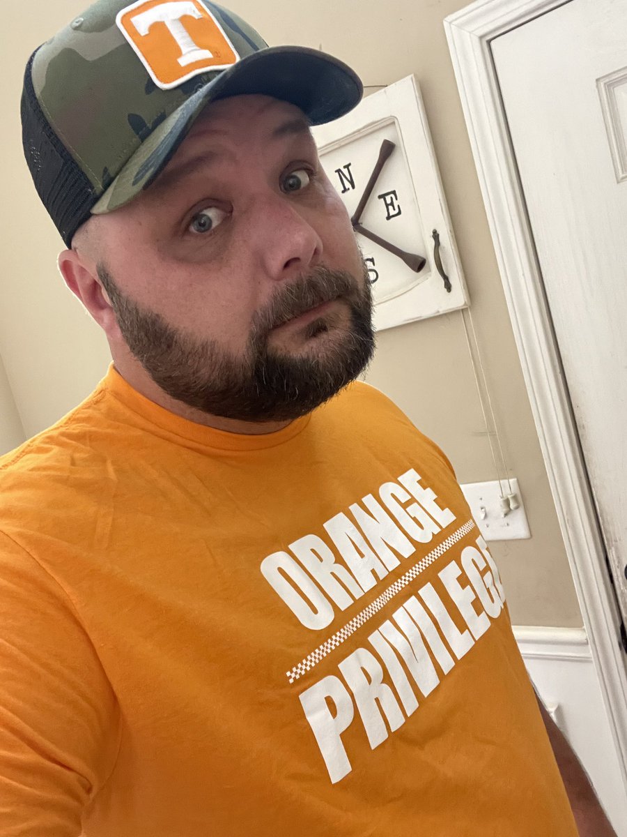 ibchris's tweet photo. S/O to my dude @jabaridavis_VFL for the faster than amazon prime shipping! #Vols #GatorKilla #OrangePrivlege https://t.co/FD0wDD6ABY