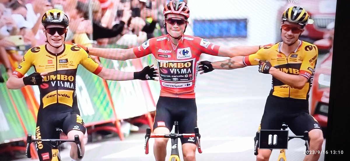 aledeara's tweet photo. Que imagem @VingegaardJonas e @rogla apontando e parabenizando o @seppkuss. Parabéns a @JumboVismaRoad pela conquista da La Vuelta/2023. https://t.co/Tk9ndkv9sL