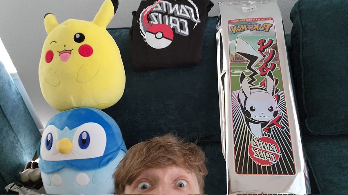 Look what just arrived at my doorstep 👀

I'll be opening the skate deck on stream later, hope it's a shiny! ✨ 🤞