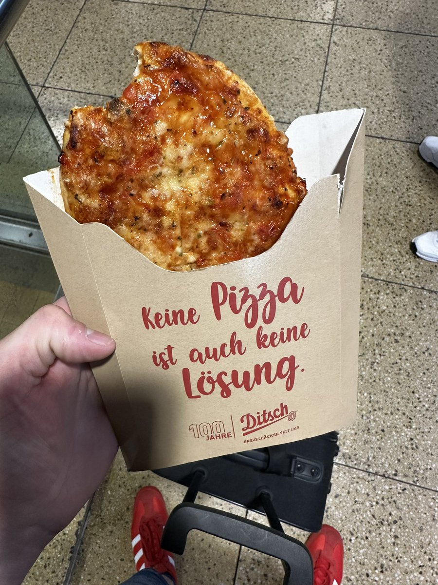 em_oakwood's tweet photo. Kleine Stärkung für zwischendurch im Hauptbahnhof von der Landeshauptstadt

#ditsch #pizza https://t.co/3CsN8dUJrk