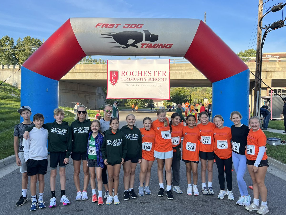 bstrausbaugh's tweet photo. Hart Cross Country rocked the Hometown Hustle 2023! @RCSHartMS #LeadWithHart https://t.co/6eR3OTneet