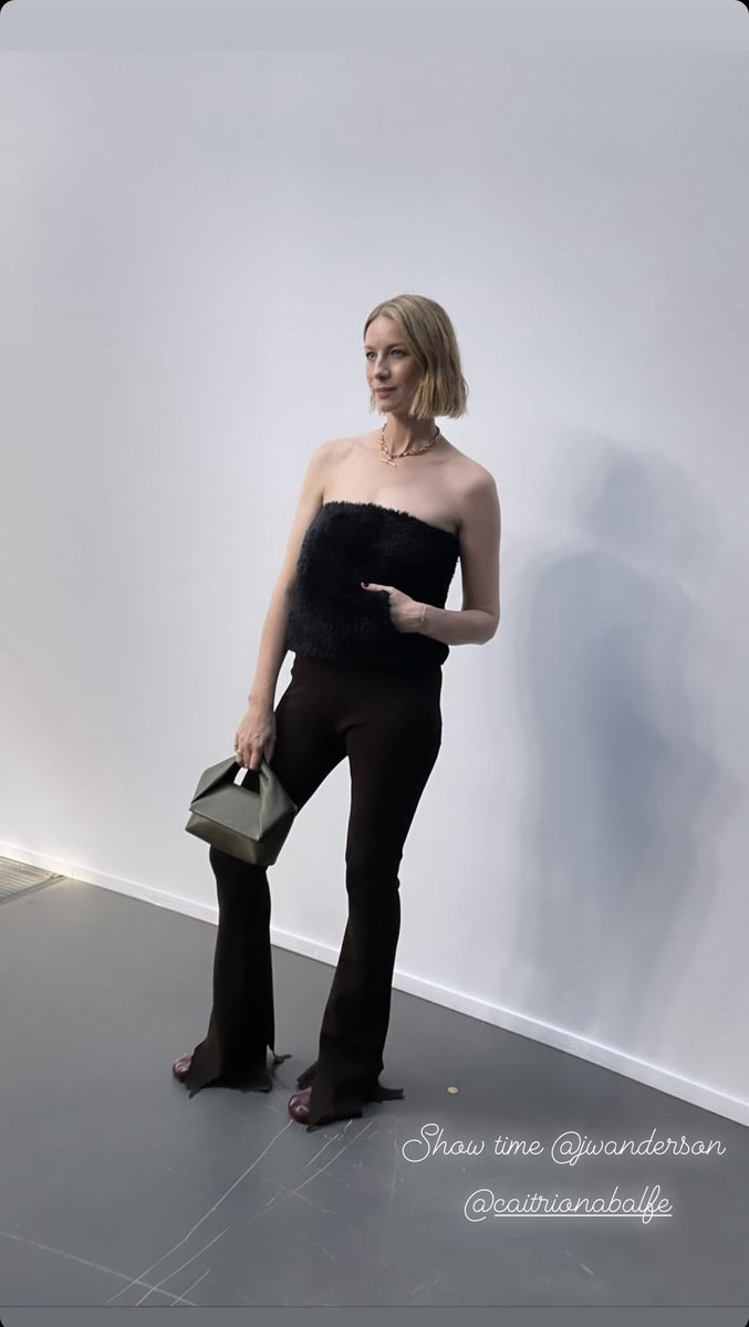 MariaNicoleLec1's tweet photo. @caitrionambalfe serving looks at London Fashion week 👌🏻#caitrionabalfe #LondonFashionWeek #tubetops #clairefraserslays #garethbromell https://t.co/vD8cI2dGrw