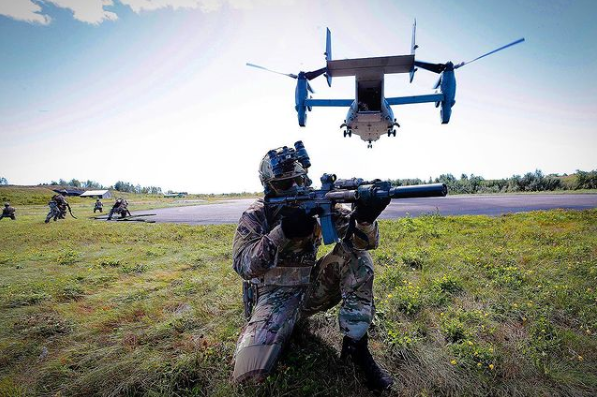 DefenderNor's tweet image. Showcase:
🇳🇴Norwegian Special Operations Commando training together with the 🇺🇸US 352nd Special Operations Wing and their CV-22 Ospreys at Rygge Airbase in 2020
#sof #usa #Norway #Military
