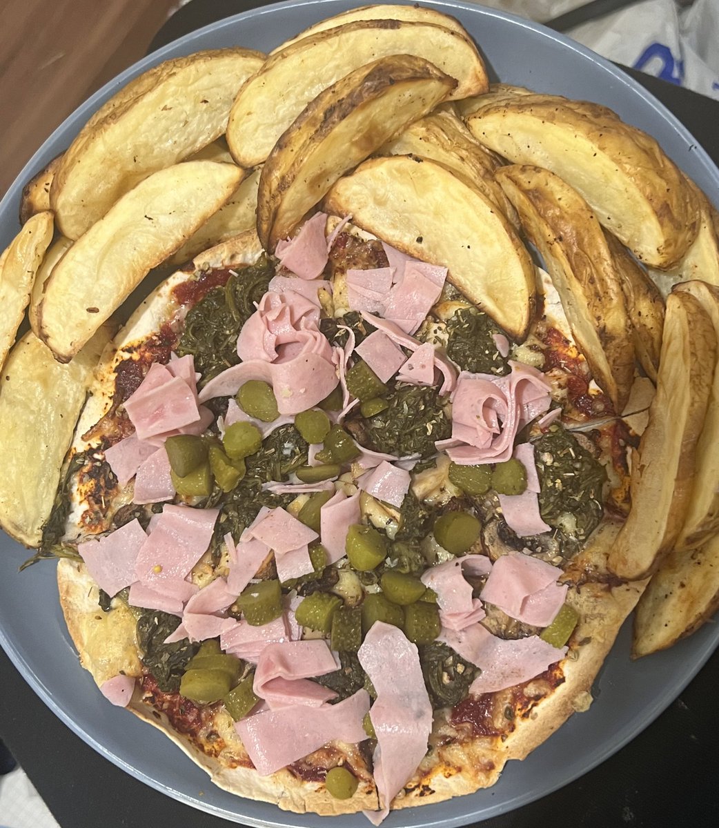alilouherts's tweet photo. #fakeaway dinner for tonight! Pizza and wedges. Absolutely delicious and filling! Eaten whilst feeling good for cooking a healthier version and staying on @SlimmingWorld plan. #yummy #dinnertime #slimmingworld #swmagazinemakes https://t.co/dNeiDBfBxM