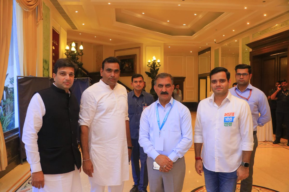 kiran_chamala's tweet image. తెలంగాణలో జరుగుతున్న CWC సమావేశంలో పాల్గొనడానికి వచ్చిన హిమాచల్ ప్రదేశ్ ముఖ్యమంత్రి శ్రీ సుఖ్విందర్ సింగ్ సుఖు గారితో టిపిసిసి ఉపాధ్యక్షులు శ్రీ చామల కిరణ్ కుమార్ రెడ్డి గారు
#CWCMeetingHYD

@SukhuSukhvinder @INCIndia @RahulGandhi @priyankagandhi @kcvenugopalmp @kharge