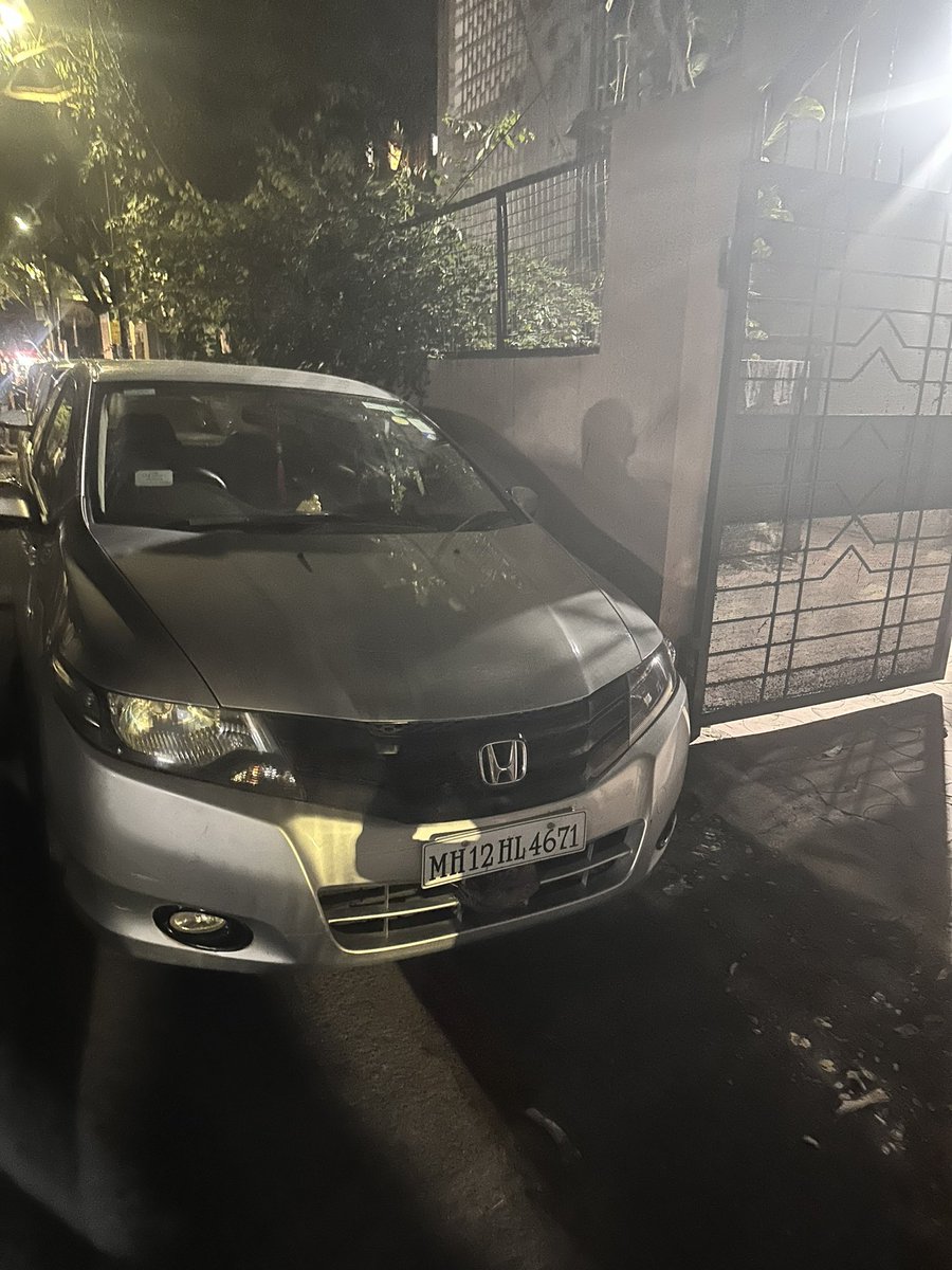 kavtya1's tweet photo. How sensible is this 
How Smart People park vehicles obstructing gate

@CPPuneCity @PuneCityTraffic
@Matapune @ThePuneMirror https://t.co/kc0496BXqC