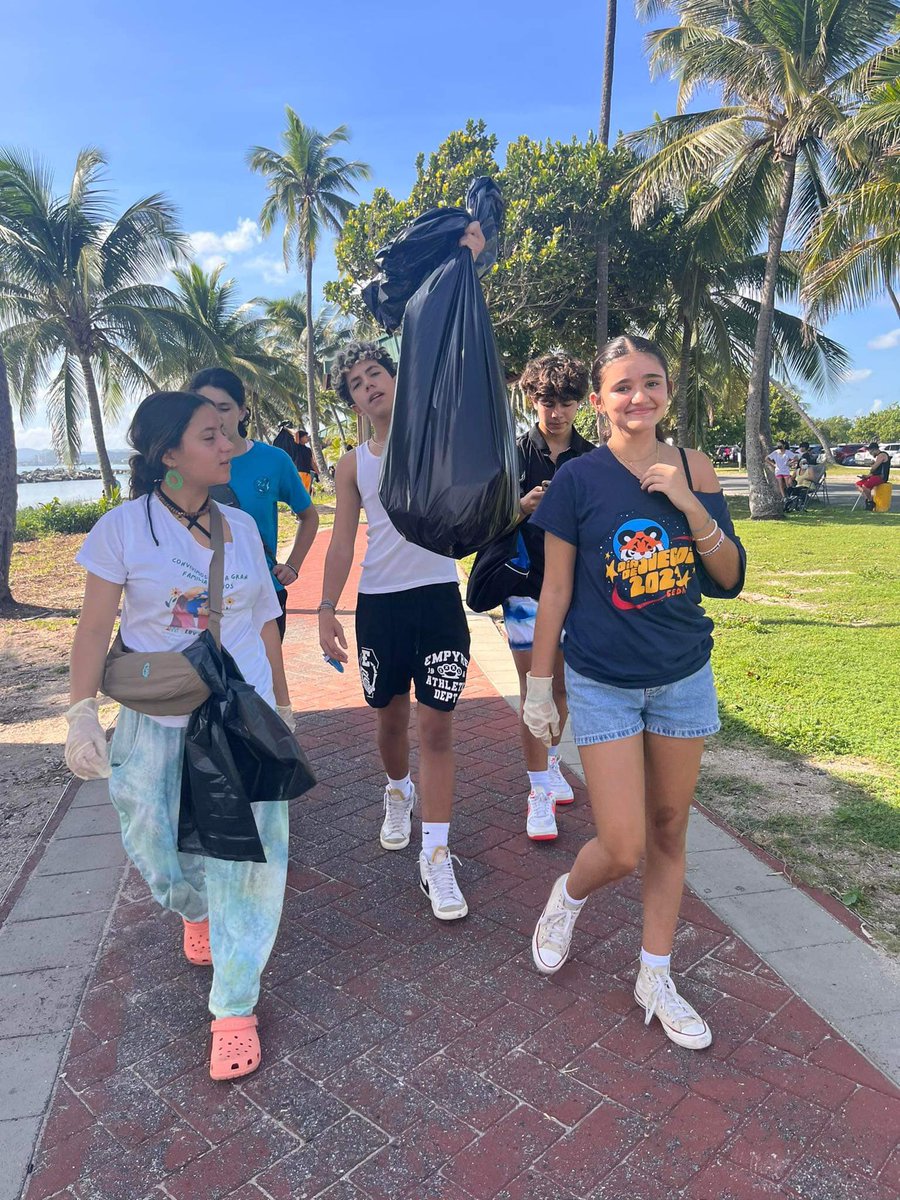 rotariospr's tweet photo. El Club Interact de CeDIn se unió a la iniciativa de @ScubaDogSociety para limpiar la playa de Isla de Cabra en Toa Baja. #distritorotario7000 #limpiezadecostas2023 https://t.co/BUXzDe9n9g