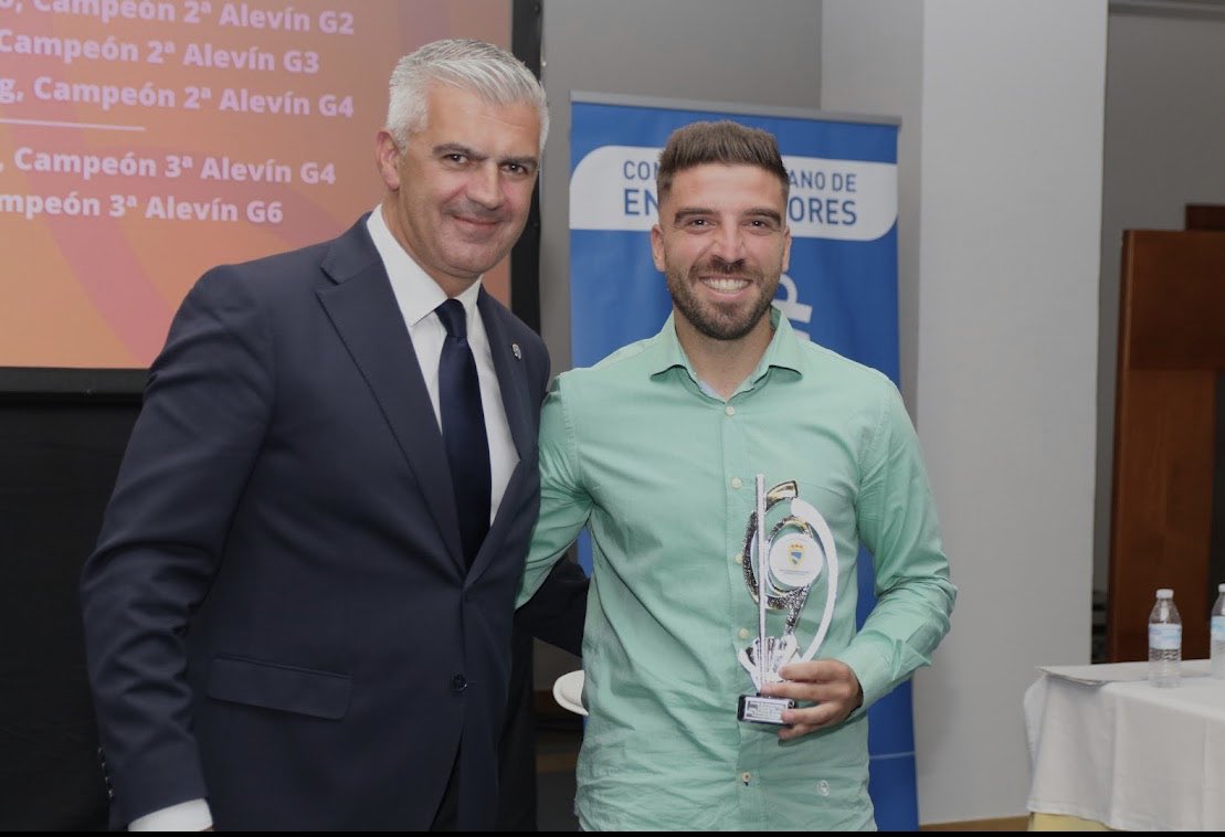 borja3suarez's tweet photo. Día del entrenador organizado por el Comité de Entrenadores de @asturfutbol. Seguimos sumando experiencias y ayudando en el proceso de formación de los jugadores @RealSporting  ⚽️ https://t.co/wmqVcvKsG1