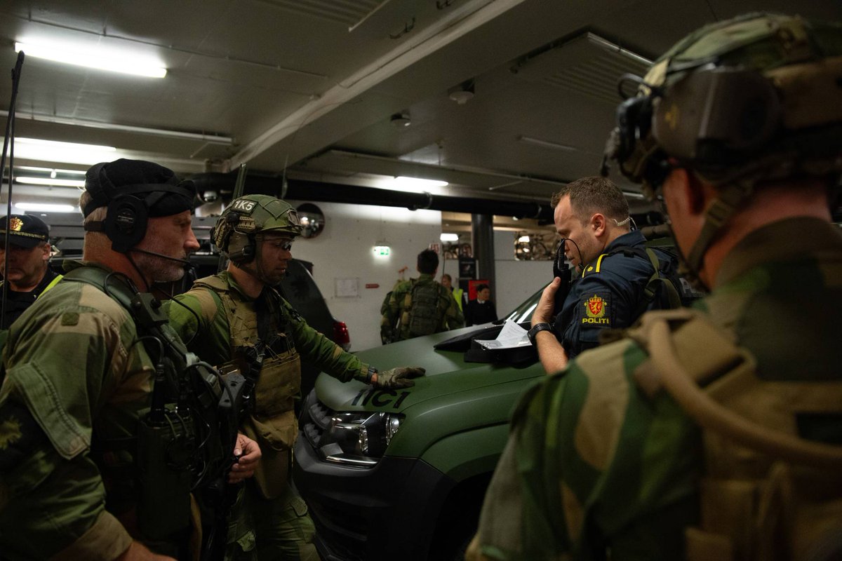 DefenderNor's tweet image. 🇳🇴Norwegian Home Guard Task Force Derby and Oslo Police during recent exercises in and around the Parliament 
#Norway  #Oslo #Police #Military
