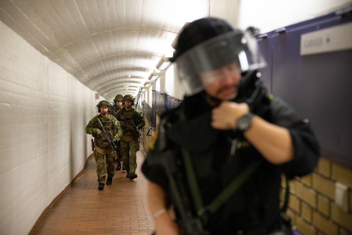 DefenderNor's tweet image. 🇳🇴Norwegian Home Guard Task Force Derby and Oslo Police during recent exercises in and around the Parliament 
#Norway  #Oslo #Police #Military