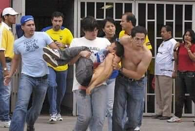AntonioUbilla1's tweet photo. 16 septiembre 2007, estadio Monumental, Barcelona 0 Emelec 1 (Jorge Ladines), minutos antes del partido una bengala asesina terminó con la vida de Carlos Cedeño, un hincha de 11 años que estaba en una suite esperando para ver jugar a su equipo Emelec, igual se tomó la decisión de iniciar el juego ante más de 50.000 espectadores . Pasaron 16 años, nunca se identificó al culpable del hecho, y la vida de un niño se apagó para siempre.   #BengalaAsesina  #BastadeBestias