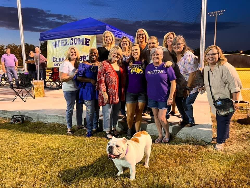 TheSmyrnaMascot's tweet image. Hangin’ with alumni from the #Classof83 💜💛 #bulldogforlife