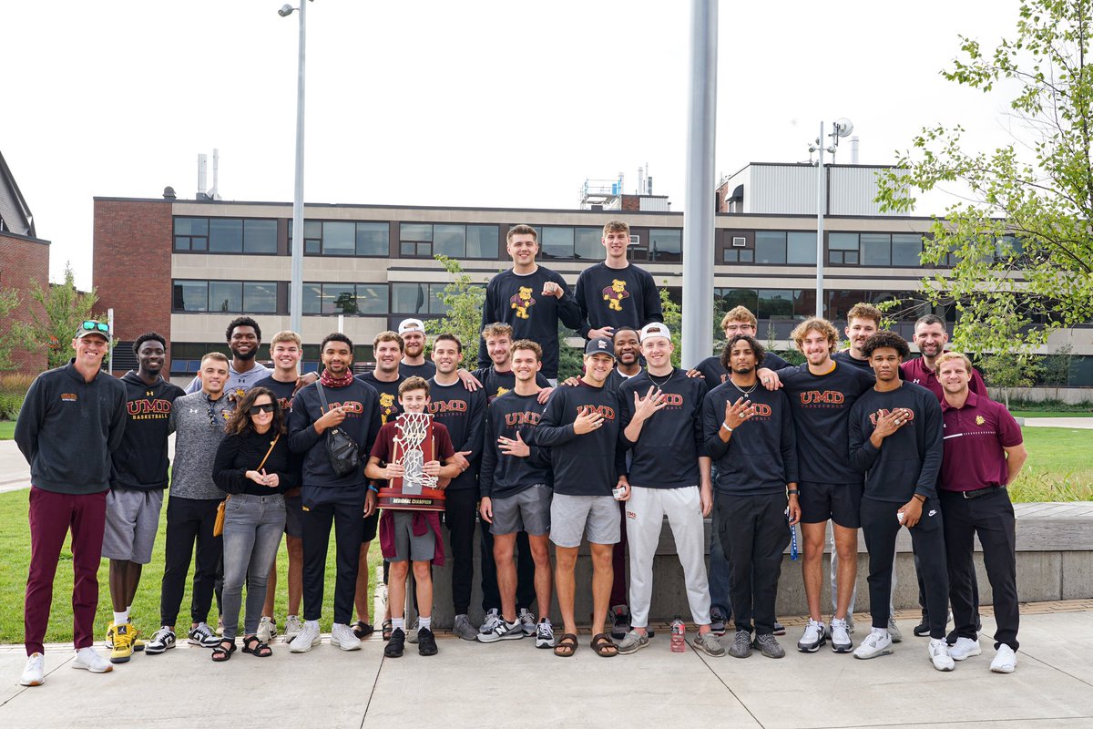 2023 Regional Championship rings have arrived 💍 Thanks to our Alumni who came back to present them to the guys! #MakeMoves x #BulldogCountry 🐶🏀