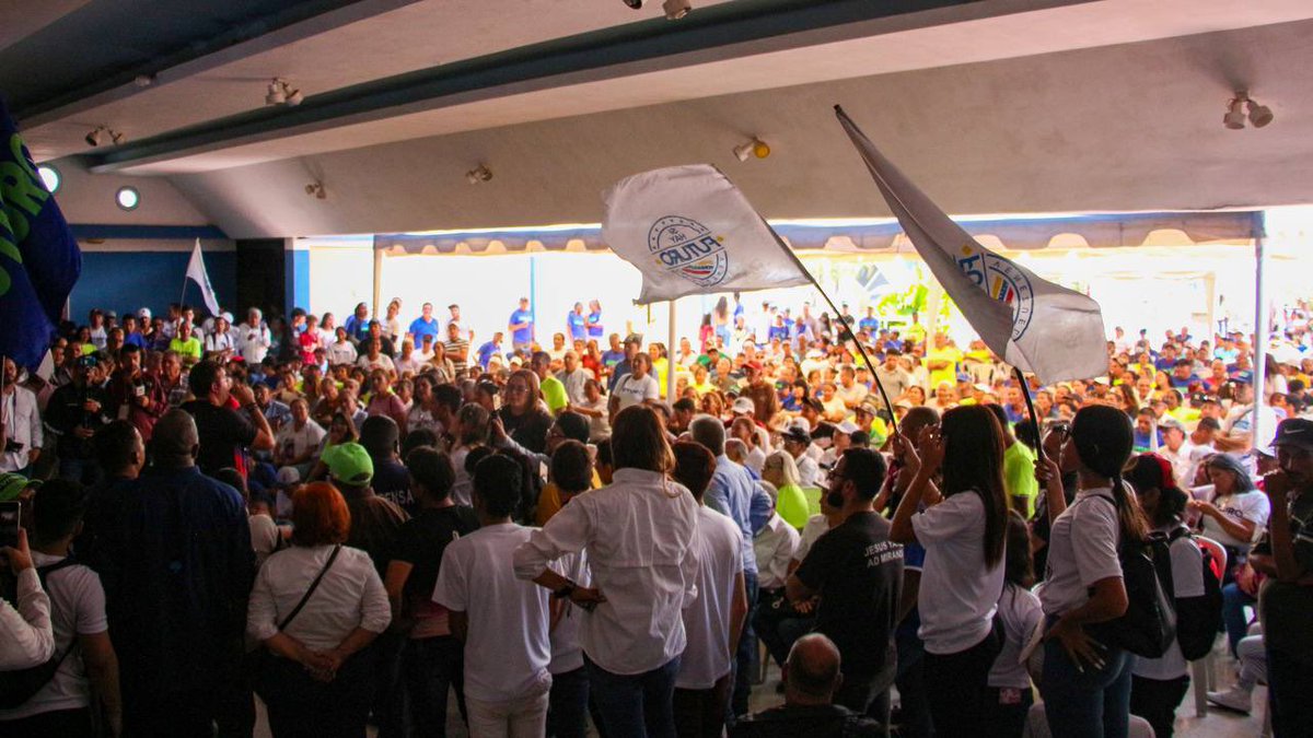 prospericarlos's tweet photo. #16Sep | Agradecido por el apoyo de nuestro hermano 
@henrifalconlara líder del movimiento político @futuro_vzla, desde el Edo. Lara sellamos nuestro compromiso, convencido de que unidos vamos a lograr el cambio y la transformación de Venezuela. 

¡Valor y Pa' lante, el Triunfo es de los que nunca se rinden! #DemosElPrimerPaso