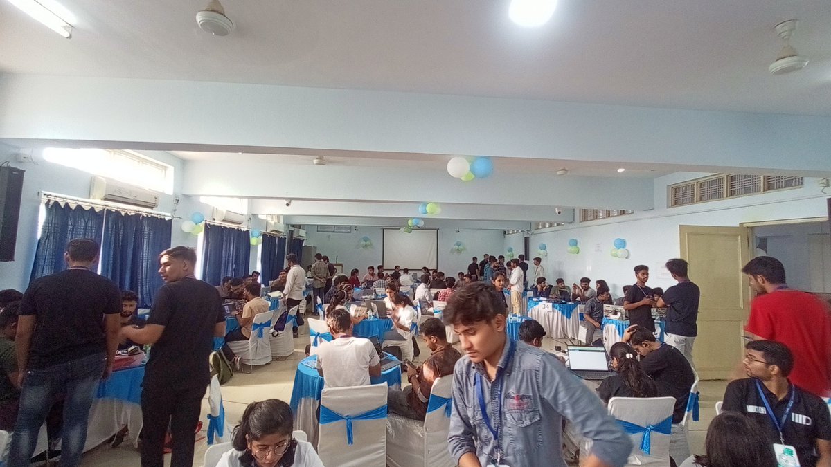 ImDanish2005's tweet image. Cheering up and helping participants of the HackAiThon ✨
@Reskilll @Azure 
#HACKAITHON
#CODE_KAREGA_BHARAT
