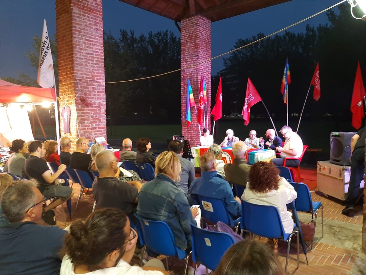 Anche sotto la pioggia continua la nostra festa. Si parla di #salariominimo mentre la cucina sforna a tutto spiano! E si mangia al coperto a Chiesa Rossa