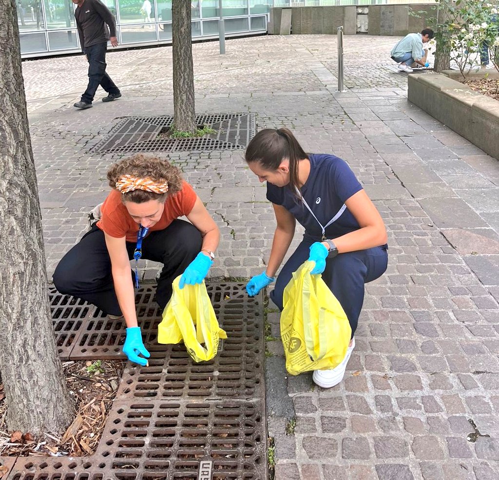 ju_drem's tweet photo. Opération mégots pour le #WorldCleanupDay, journée de nettoyage de notre planète. ♻️ Jeudi avec mes collègues @allianzfrance, nous nous sommes mobilisés à @ParisLaDefense pour ramasser les déchets. ✖️ Choquée de ces comportements, en pleine conscience des enjeux climatiques. 😡 https://t.co/kZvJDHq5O6
