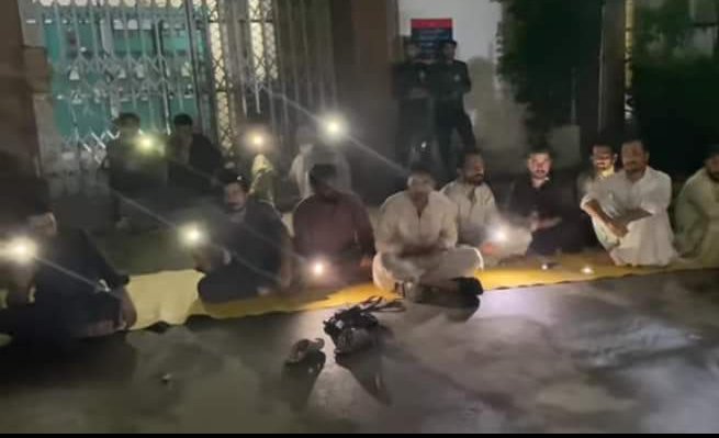 ZK_Lawyer's tweet photo. Students had to face violence at the hands of the Punjab University administration because they were protesting against the recent fee hike by 100%. We condemn the fascist policies of PU and demand that those involved must be held responsible.
#NoVCinPU
#ResolvepuStudentsIssues https://t.co/hxGi7fZPLl