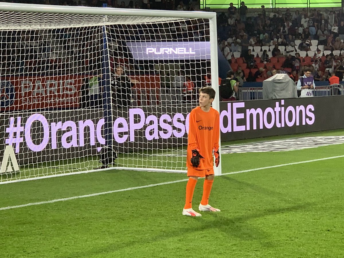 Philippe Wolak (@philippewolak) on Twitter photo Encore un beau moment émotionnel à la mi-temps de <a href="/PSG_inside/">Paris Saint-Germain</a> vs <a href="/ogcnice/">OGC Nice</a> au Parc des Princes #OrangePasseurdEmotions #OrangeFootballChallenge <a href="/OrangeIDF/">Orange Île-de-France</a> les jeunes de <a href="/aseragnyfc/">A S Eragny F C</a> et #GuervilleArnouville cc <a href="/TeamOrangeFoot/">Team Orange Football</a> <a href="/Orange_France/">Orange France</a> <a href="/Mikelsarriquet/">Mikel</a> <a href="/JeanlucGirod/">Jean-luc Girod 🟧</a> Encore un beau moment émotionnel à la mi-temps de <a href="/PSG_inside/">Paris Saint-Germain</a> vs <a href="/ogcnice/">OGC Nice</a> au Parc des Princes #OrangePasseurdEmotions #OrangeFootballChallenge <a href="/OrangeIDF/">Orange Île-de-France</a> les jeunes de <a href="/aseragnyfc/">A S Eragny F C</a> et #GuervilleArnouville cc <a href="/TeamOrangeFoot/">Team Orange Football</a> <a href="/Orange_France/">Orange France</a> <a href="/Mikelsarriquet/">Mikel</a> <a href="/JeanlucGirod/">Jean-luc Girod 🟧</a>