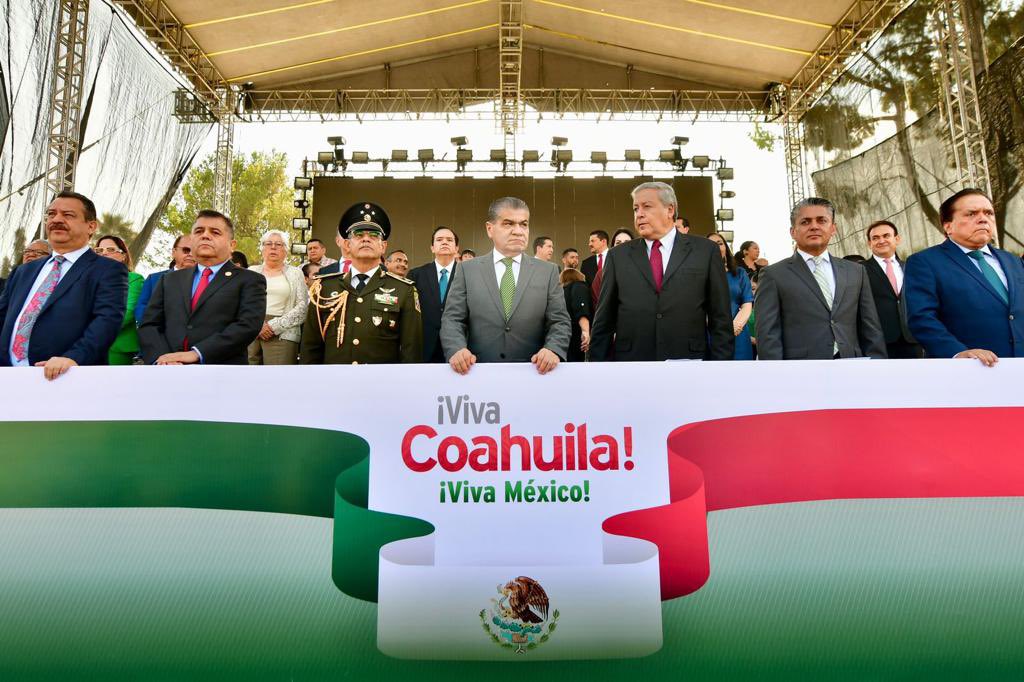 mrikelme's tweet photo. Esta mañana presenciamos el tradicional Desfile Cívico Militar en honor al 213 aniversario de nuestra Independencia. 🇲🇽 (1/2) https://t.co/GUMuelNcZF