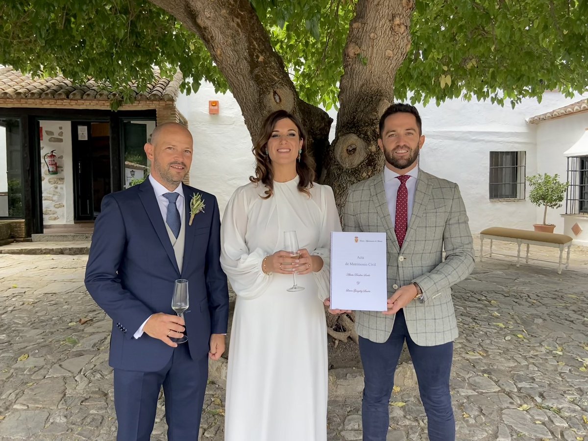 FJavierAnet's tweet photo. 💍 Esta mañana he tenido el placer de oficiar la boda de Laura y Alberto. Una ceremonia que ha sido muy especial, emotiva y bonita.

❣️ Mis mejores deseos para los dos en esta nueva etapa que comenzáis en el día de hoy.

🎉💍 QUE VIVAN LOS NOVIOS 💍🎉 https://t.co/yhRSTrK34W