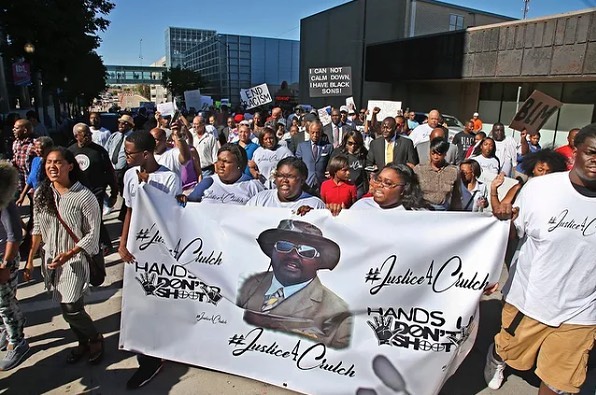 yourrightscamp's tweet image. Seven years ago today, #TerenceCrutcher, a 40-year-old Black man, tragically lost his life in broad daylight at the hands of white Tulsa, OK police officer Betty Shelby. 

#AbolitionToday #AbolitionTomorrow #AbolitionNow

Link: ow.ly/EK6r50PLQx0
