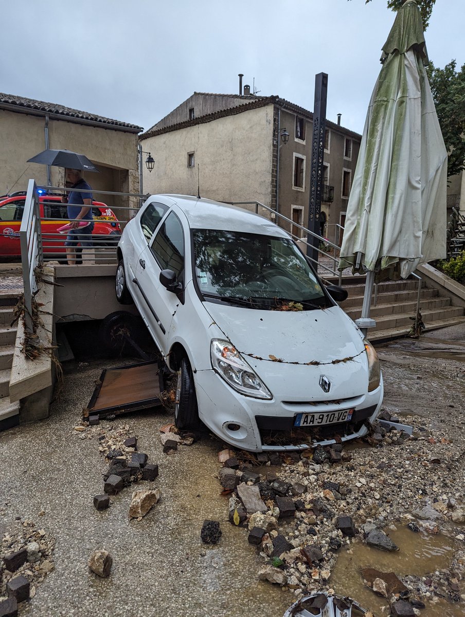 Ma très chère ville Saint-Martin-de-Londres a été traversée par un torrent venant des garrigues avec des dégâts dans le centre historique. Le repère de crue de 2011 est dépassé de 50cm !
➡️il est tombé 181.2mm sur 24h glissantes (station Infoclimat) et 129mm (station MF)
➡️un