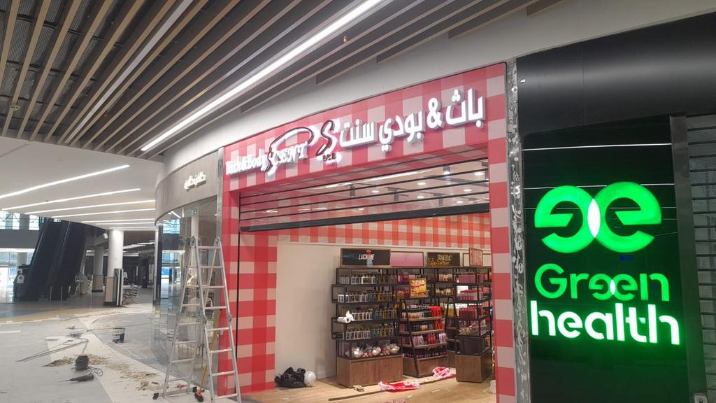 SASEC_SA's tweet photo. وضع فريق_عمل #ساسك اللمسات الأخيرة لواجهة فرع باث اند بودي سنت فرع الحياة مول ، والتي استخدم الفريق فيها مهارات الإخراج النهائي المميز باستخدام افضل المواد وارقاها من الكلادينج والاكليرك والحديد والاضاءة المميزة https://t.co/VF2vspWZaf