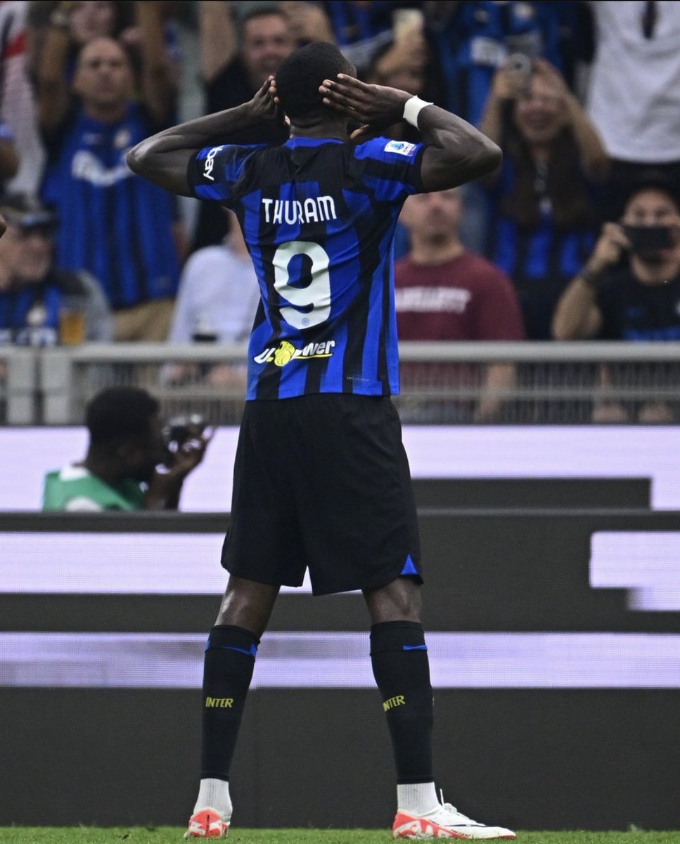 6ixSideCalcio's tweet photo. Inter run wild as they defeat Milan 4-1 in the Derby della Madonnina 💨

#SerieA #Inter #Milan #InterMilan #Italia #Calcio #Futbol #Football #Italiansoccer #Thuram #Mkhitaryan #Fratessi #Calhanoglu #Leao https://t.co/ONgWTd7jFZ