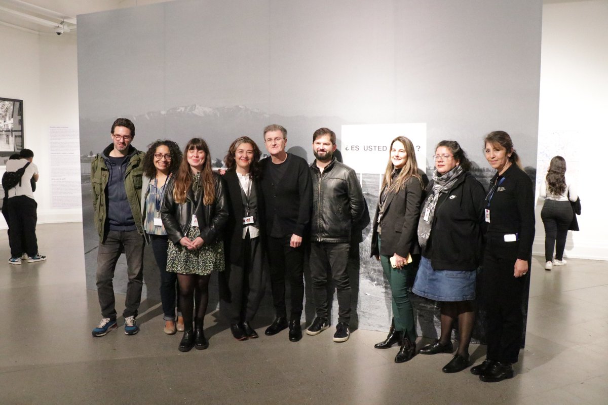 Hoy nos visitó el #Presidente <a href="/GabrielBoric/">Gabriel Boric Font</a> para visitar la muestra “El lado oscuro de la luna” de #AlfredoJaar, que presenta un grupo de obras realizadas sobre Chile, a partir de su experiencia ante el golpe de Estado de 1973 y el proceso posterior. #50AnosdelGolpedeEstado