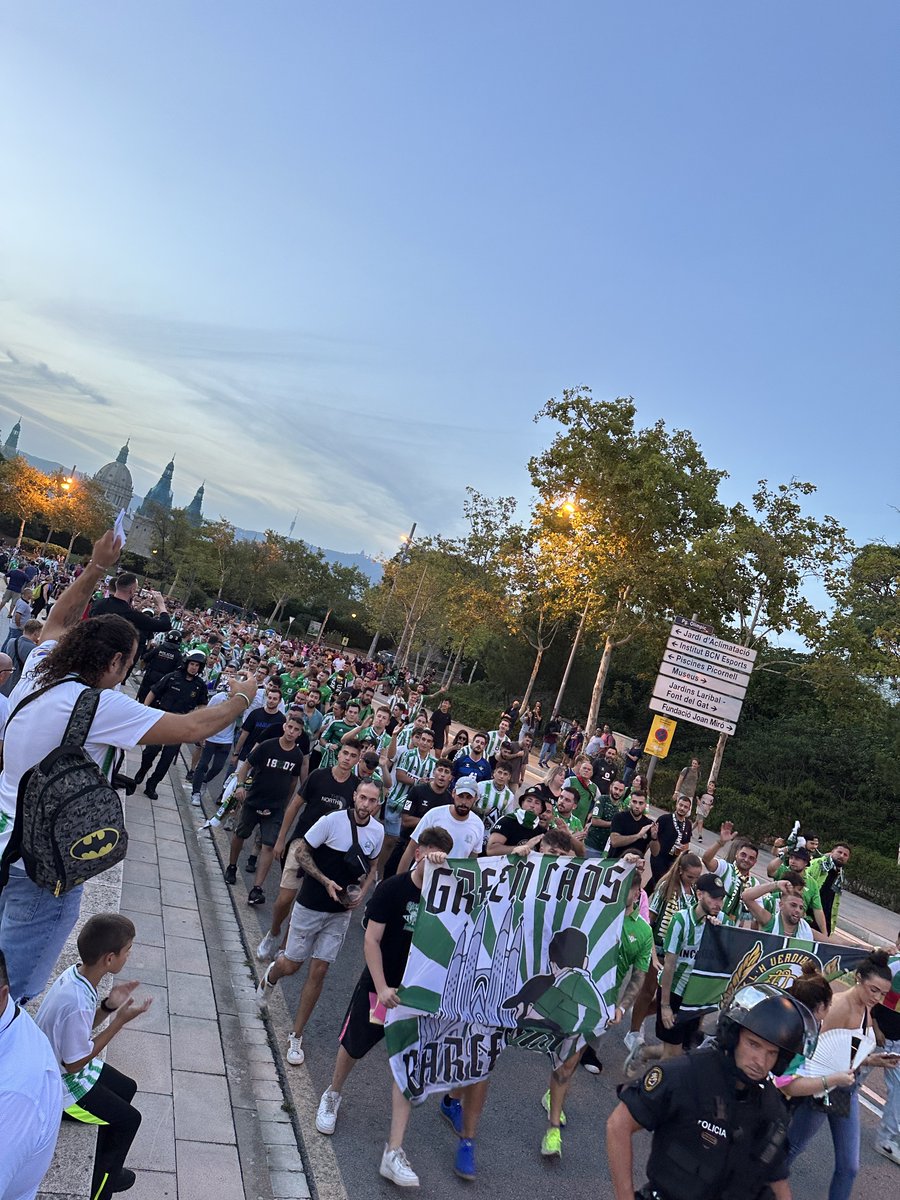 Arriba l’afició del Betis cantant “Puigdemont a prisión” i “que viva España”.