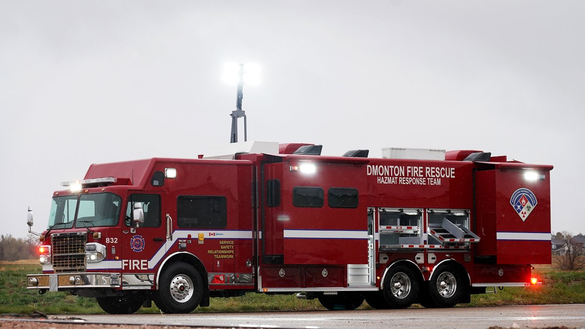 teambestioles's tweet photo. #UnDimancheAuCanada Un petit #HazmatResponseTeam ce matin avec cette #CMIC des pompiers d'Edmonton sur châssis @Spartan_RV Gladiator. Moteur @Cummins de 600ch. 12 m de long par 2,5m de large pour une hauteur de 3,7m : un beau bébé diraient certains... 😉 https://t.co/miyLwd7enr