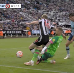 Newcastle were awarded a penalty and went 1-0 up after Anthony Gordon was fouled by Brentford goalkeeper Mark Flekken. 