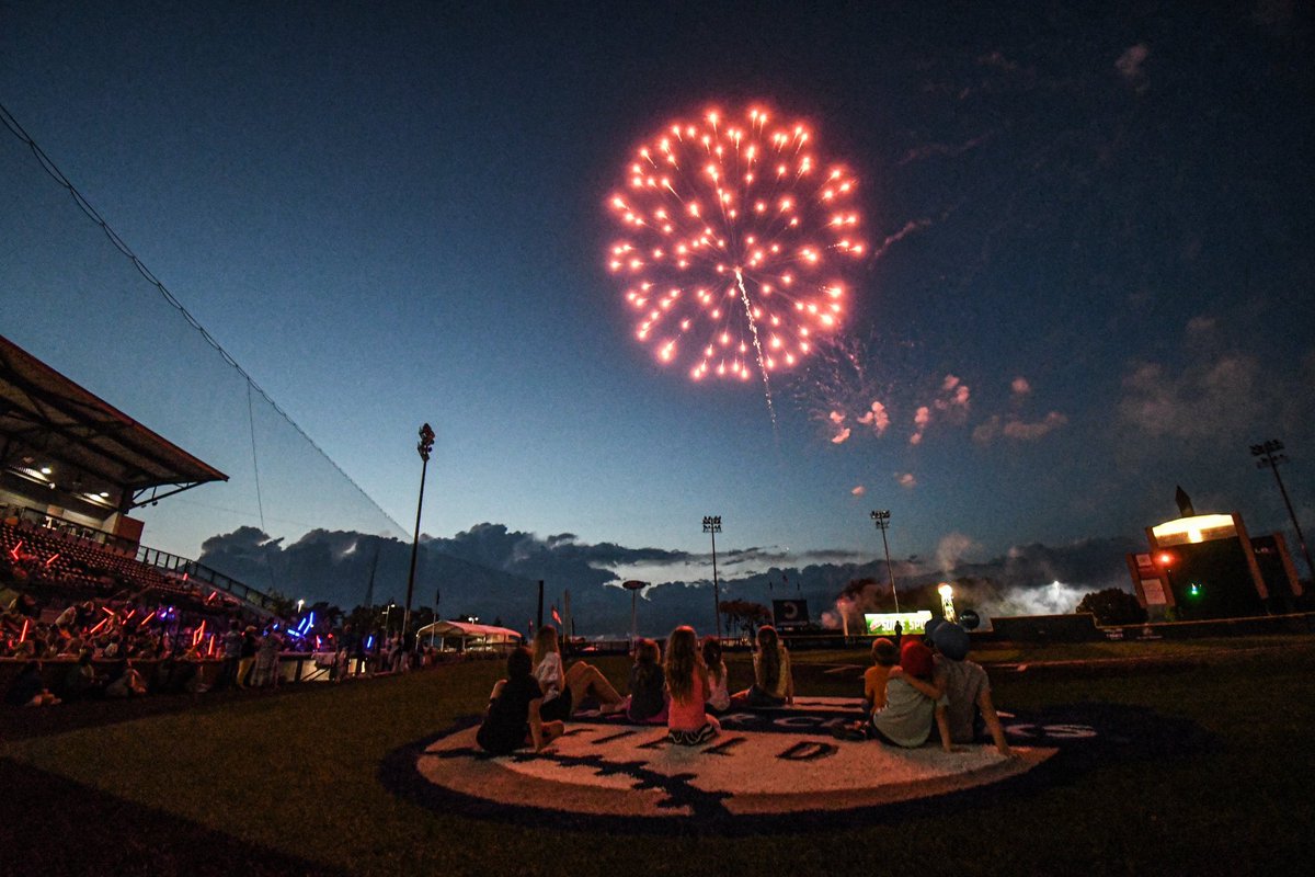 GoLexLegends's tweet photo. A burst of brilliance to close this chapter of the Lexington Counter Clocks 🎆
The last post-game fireworks of the season starts tonight following the conclusion of the game 😔
C you later 👋
#lexgoclocks #fireworksspectacular #lexky https://t.co/EXnUyZvd2z