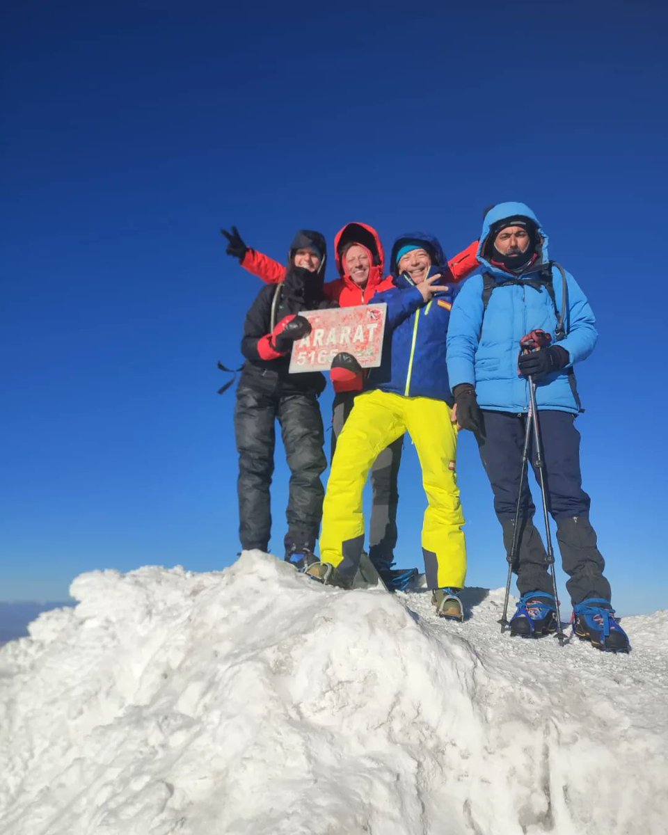 🇹🇷También en Turquía, desde la cima del Ararat, a 5.137 metros de altura. Con nuestro guía local Ohran.