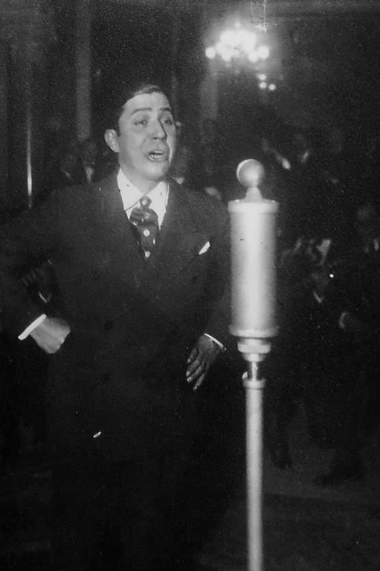 El cantor Carlos Gardel en 1933 ante el micrófono de Radio Nacional (futura Radio Belgrano).