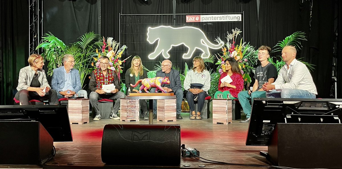 ottopflanzt's tweet photo. Wir sind bei der taz Panter Preisverleihung. 
Eben waren wir dem Panter schon ganz nah! Bei uns steigt die Spannung. Schaut im Livestream vorbei. Mit dabei sind u. a. @havelmi @FacingFinance @Azubis4Future @tazgezwitscher @tazKlima @hjtenhagen https://t.co/pJ6gtB78Nq