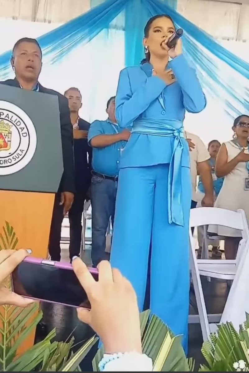 A diferencia de la que canto el año pasado, Angie si generó demasiados comentarios bonitos por su talento
Ahí es donde me doy cuenta que estoy apoyando a la mejor artista. 😍💙