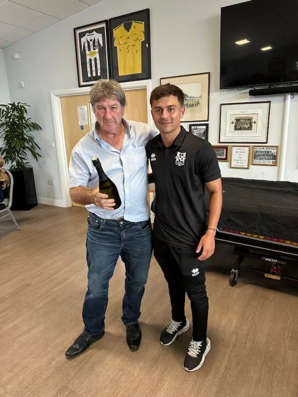 Congratulations to ⁦<a href="/BedfordJez/">Jezza</a>⁩ for another Man of the Match performance against Torquay today. Here he is receiving his award from today’s sponsor Tony Millward of Instant Refrigeration Services. 🙌👊
