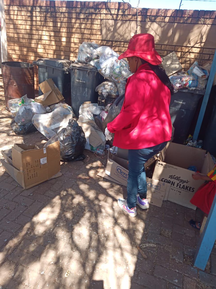 RamaboduObakeng's tweet photo. EFF Tshwane Volunteers Cleaning Da’s mess . #AndriesTatanecleaningcampaign https://t.co/HaapC1rKCu