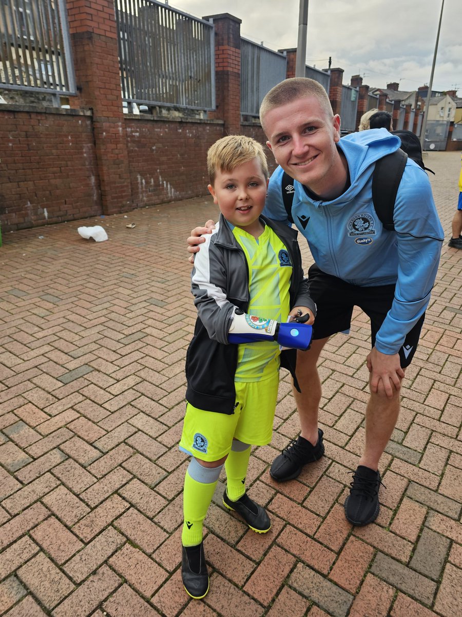 BionicAL2015's tweet image. Thankyou to the wharton family for aknolging my boy today was lovely to speak to @Helenmcwharton @AdamWharton10 and of course @WhartonScott 

My boy was starstruck but you all made this moment a special one x