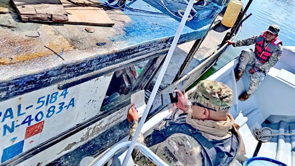 aeronavalpanama's tweet photo. Unidades de la 2da. Zona #Aeronaval / #Chiriquí, a bordo del BAP-2514 y del BPC-3251 realizan recorridos marítimos y abordajes a las embarcaciones, verificando que éstas cuenten con los documentos y equipos correspondientes.
#PanamáEsUnGranPaís https://t.co/0oqMOYXpOs