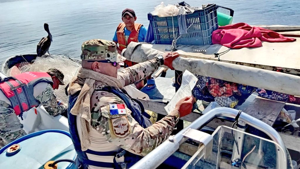 aeronavalpanama's tweet photo. Unidades de la 2da. Zona #Aeronaval / #Chiriquí, a bordo del BAP-2514 y del BPC-3251 realizan recorridos marítimos y abordajes a las embarcaciones, verificando que éstas cuenten con los documentos y equipos correspondientes.
#PanamáEsUnGranPaís https://t.co/0oqMOYXpOs