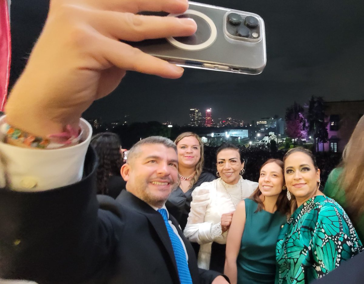 MayeliRuizO's tweet photo. Anoche tuve el honor de acompañar a nuestro Alcalde @mauriciotabe al grito de independencia en nuestra @AlcaldiaMHmx.

En compañía de todo su gabinete y mis compañeros Concejales, compartimos junto a miles de personas este acto cívico que nos representa con mucho orgullo a todos los mexicanos.

Finalmente, disfrutamos de las presentaciones en vivo de la @sonoradinamita y @bobbypulido425, quienes pusieron a bailar y cantar a miles de vecinos que se dieron cita en la explanada de la alcaldía para celebrar con sus familias el 213 aniversario del inicio de nuestra independencia.

#GritoDeIndependencia 
#VivaMéxico
#AvancemosConPasoFirme
#ConcejalaMH
